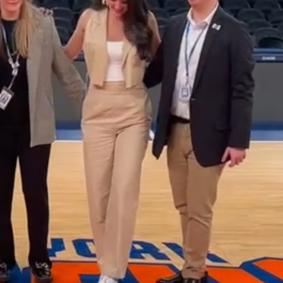 Sleeveless Blazer & Pant Set - Picture 3 of 8